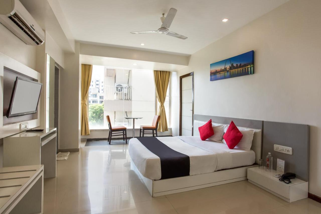 Capital O 35557 Hotel Aura Mumbai Exterior foto